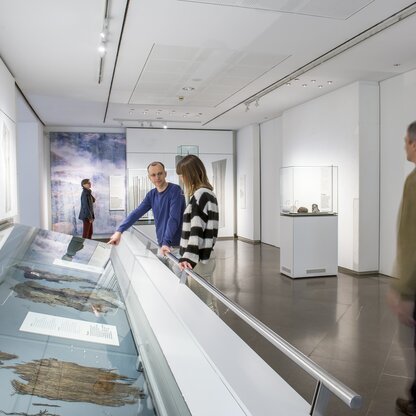 Permanent exhibition - Iceman's clothing | © © South Tyrol Museum of Archaeology/Daniel Mair