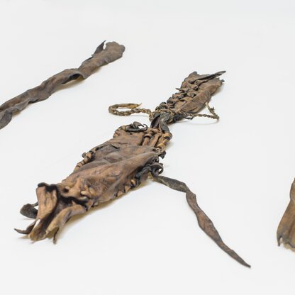 Belt with sewn-on pouch | © © South Tyrol Museum of Archaeology / Harald Wisthaler